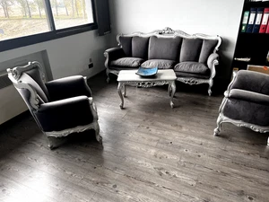 DIVANO 3 POSTI + 2 POLTRONE E  TAVOLINO IN FOGLIA D'ARGENTO E ALCANTARA NERA - - Foto 1 di 3