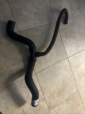 Manguera de radiador de refrigerante superior Ford Transit Connect (10-13) Foto 1 de 2