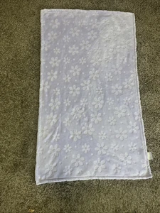 Little Miracles lila Gänseblümchen geprägt Babydecke 27,5" x 46,5" - Bild 1 von 6