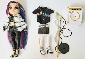 RAINBOW HIGH LYRIC LUCAS DRESSED DOLL, EXTRA OUTFIT, MIKROFON, VERSTÄRKER  - Bild 1 von 5