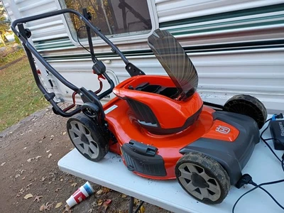 Cortacésped eléctrico inalámbrico Husqvarna LE121P 40V Foto 1 de 4