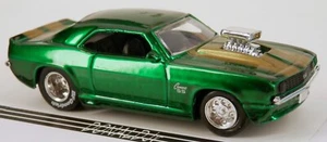 Chevrolet Camaro 1969 Jada Big Time Muscle verde metálico con Chevy Resto-Rod dorado - Imagen 1 de 2