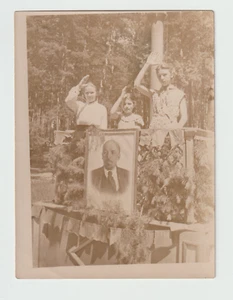 Photo School Girl Portrait Lenin Soviet Propaganda Pioneer Unusual VTG - Picture 1 of 2