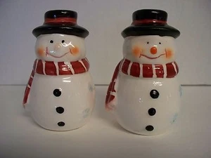 Weihnachten Schneemann mit Süßigkeiten gestreifter Schal Salz & Pfefferstreuer Urlaub - Bild 1 von 5