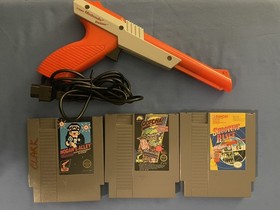 1985 NINTENDO NES  ORANGE ZAPPER GUN & LOT OF 3 GAMES. HOGAN&rsquo;S ALLEY, GOTCHA & 