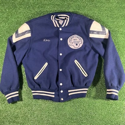Chaqueta Universitaria Vintage Abrigo Wyoming Mediano Bordado Azul Fútbol Lana Foto 1 de 4