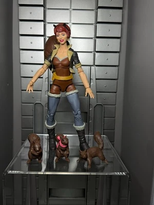 "Figura de acción posable chica ardilla suelta de 6"" Marvel Legends con ardillas" Foto 1 de 2