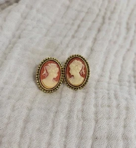 Vintage Pink Peach Colored Cameo Carved Shell Stud Earrings Oval Gold Tone .75in - Picture 1 of 6