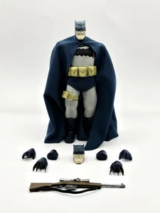 Mezco Toyz One: 12 - The Dark Knight Returns Batman Exclusive PLEASE READ - Picture 1 of 6