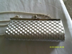 Silberne Abendtasche mit Schulterkette und Handkettengriffen - Bild 1 von 4