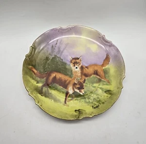 Ancienne assiette couronne dorée peinte main renards de Limoges artiste signée Pradet - Photo 1/16