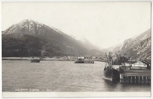 1915 Skagway, Alaska - ECHTES FOTO Hafen, Versand, Stadt & Berge - Bild 1 von 2