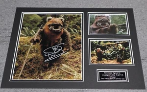 Expositor de montaje fotográfico firmado personalmente a mano Warwick Davis 40x30 cm - Star Wars - Imagen 1 de 4