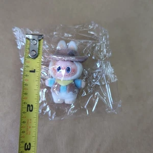 Mini Labbu blanco con sombrero - Imagen 1 de 8