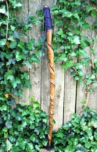 41" - Tallado a mano - Arce - Bastón de senderismo - Bastón para caminar - Agarre 550 Paracord - Imagen 1 de 10