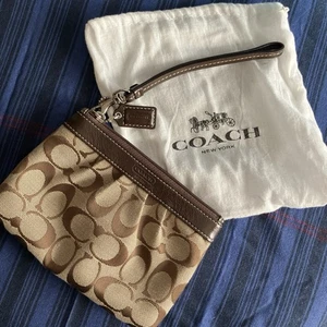 Coach Handgelenktasche Clutch braun Signatur Logo Print dunkler Lederbesatz Geldbörse neu ohne Etikett - Bild 1 von 10