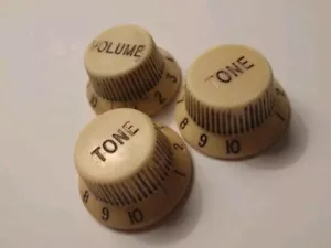 Aged And Rolled Strat Type Volume Tone Knobs. Cream. 18 Spline. - Picture 1 of 3