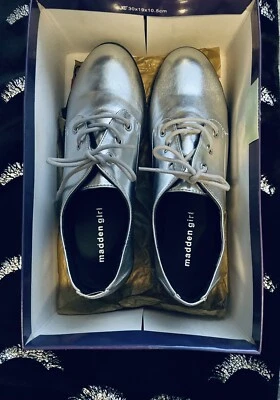 Новые серебряные мокасины Madden Girl - размер 8 М - с подходящей сумкой для ремня - Изображение 1 из 4