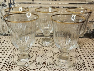 Klassisches 5er Set kurze Wasserkelche aus klarem strukturiertem Glas mit Goldrand - Bild 1 von 6