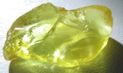 Faceta de zafiro amarillo áspera de Kenia 4,45 crt Foto 1 de 4