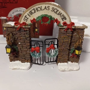 The Village Collection by St. Nicholas Square Arched Gateway Weihnachtsdorf - Bild 1 von 7