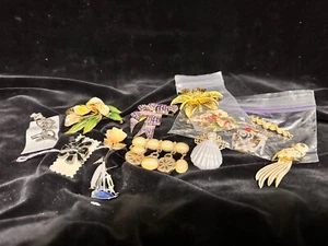 Lot of 13 Brooches High Quality Mixed Materials, Colors, and Stones - Picture 1 of 5