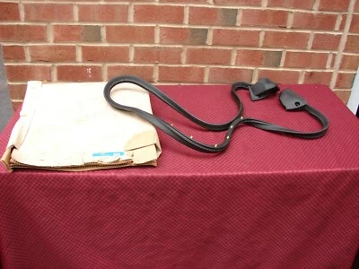 71-76 CADILLAC DEVILLE BUICK ELECTRA  PONTIAC GRANDVILLE NOS 2DR RH WEATHERSTRIP - Image 1 of 4