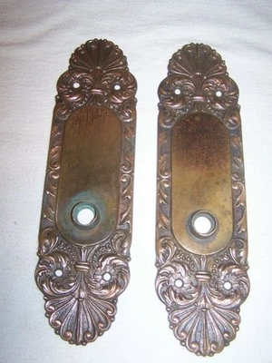 2 MATCHING VINTAGE SOLID BRASS / BRONZE VICTORIAN STYLE DOOR KNOB BACKPLATES - Image 1 of 4