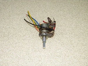  YAESU FT-101EE/EX   RADIO-  CLARIFIER / LEVEL CONTROL SMALL OR LARGE SHAFT  - Picture 1 of 2