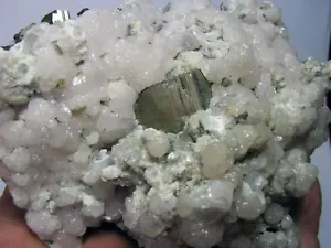 PIRITE CUBIC CRYSTAL RIGH MIDLE su CALCITE MANGANOANE su MATRICE PIRITE dal PERÙ - Foto 1 di 9
