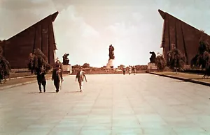 Vintage Post WWII Ektachrome Slide, Berlin Germany - The Soviet War Memorial - Picture 1 of 1