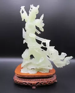 Estatua de jade blanco chino tallada princesa guerrera sobre soporte de madera - Imagen 1 de 23