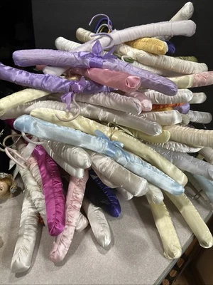 Lote De Colección De 70 Perchas De Madera Cubiertas De Tela Acolchadas De Satén, Un Propietario Estate Foto 1 de 4