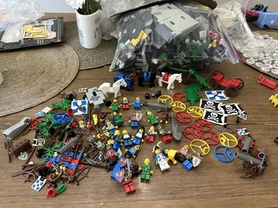 Huge LEGO Castle Vintage Minifigures Lot Variety Rare Lot Of Knights 1989 - Image 1 of 4