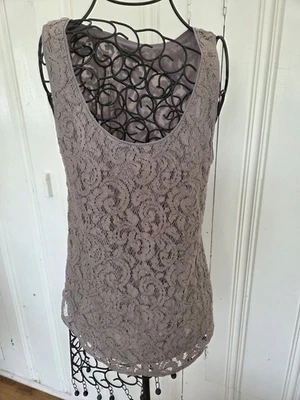 Blusa sin mangas con superposición de ganchillo de encaje gris loft boho cottagecore  Foto 1 de 4