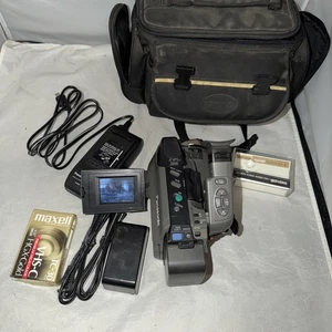 Panasonic PV-L550D Palmcorder VHS-C Video Camera EUC 2 Batteries & Charger - Picture 1 of 8