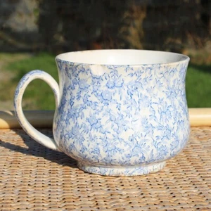 Grande tasse à chocolat ancienne en faïence de Creil et Montereau semis fleurs - Picture 1 of 13
