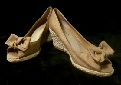 TACONES DE CUÑA CUBIERTOS DE TELA TOPO MODA SPANA con DEDOS ABIERTOS y lazos - 9M Foto 1 de 4