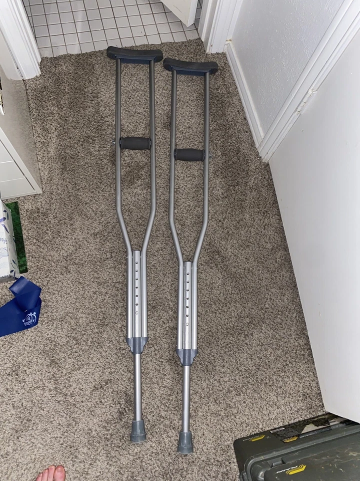 Muletas de aluminio para axilas McKesson para adultos - 5,2 a 5,10 pies Usuario Foto 1 de 1