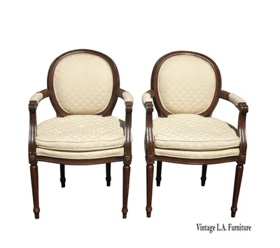 Par de sillas blancas vintage francesas Louis Fauteuil con respaldo redondo Foto 1 de 4