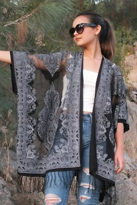 Blusa quimono espanador tecido burnout estampa medalhão bandana paisley transparente preta - Imagem 1 de 3