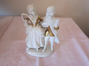 VINTAGE GERMANY 19095 PORCELAIN FIGURINE OF A LOUIS XV COUPLE with gild accents - Picture 1 of 10