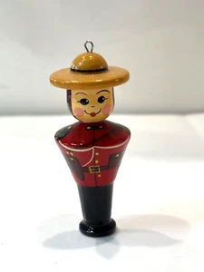Weihnachtsschmuck Canadian Mountie 3" handbemalt Holz Top Zustand - Bild 1 von 6