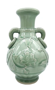 Jarrón Celadón chino de mediados de siglo con relieve floral y asas dobles renacimiento asiático - Imagen 1 de 12