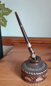 DECORATIVE CARVED WOODEN PEN AND FAUX INK POT , CENTAR SLAV BROD - Foto 1 di 7