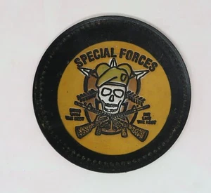 1960er US Special Forces Schädel & Waffen (Knochen) Leder Patch Vietnam Ära - Bild 1 von 2