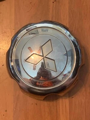 Tapa central Mitsubishi Montero Sport MB816581 OEM BC Foto 1 de 3