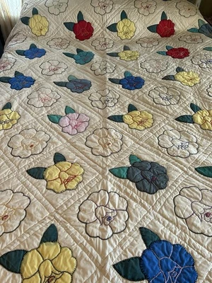 被子贴花和刺绣花朵手工绗缝 66 英寸 X 79 英寸棉 — 第 1/4 张图片