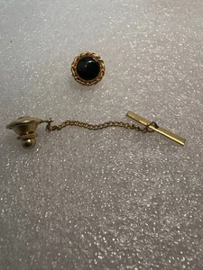Round SWANK GREEN STONE Vintage Tie Tack Lapel Pin Gold Tone - Picture 1 of 2