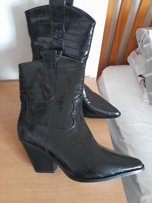 Boohoo botas puntiagudas negras patentadas al tobillo con tacón de bloque y sin cremallera, Reino Unido 8/eu 41 Foto 1 de 4